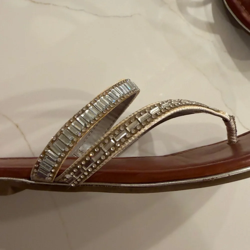 Unisa Womens Brown Silver Rhinestone Embellished Thong Flat‎ Sandals Size 6.5M